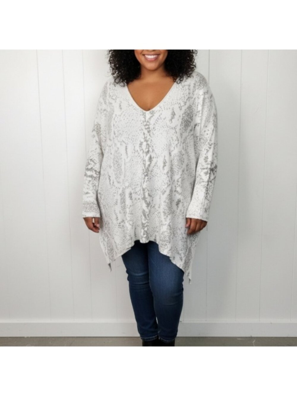 Design Lab White Snakeskin Oversized Loose V-Neck Sweater Top Size 1X Light